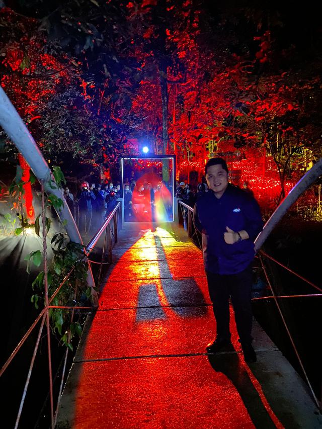 Menteri BUMN Erick Thohir menyambangi tempat wisata dengan nuansa hutan, Taman Hutan Raya (Tahura) di Bandung.