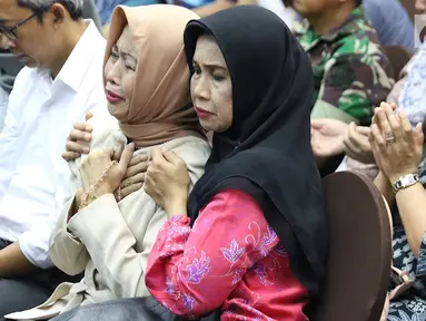 Keluarga korban kecelakaan pesawat Lion Air JT 610 berdoa bersama usai pemaparan evaluasi proses evakuasi di Jakarta, Senin (5/11). Konfrensi pers tersebut memberikan hasil perkembangan terkini mengenai pencarian korban. (Liputan6.com/Immanuel Antonius)