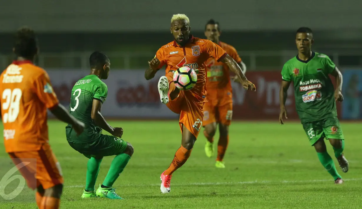 Penyerang Borneo FC, Patrich Wanggai (tengah) mencoba melewati pemain PS TNI dalam laga lanjutan Liga 1 di Stadion Pakansari, Kab Bogor, Senin (17/4). Laga PS TNI melawan Borneo FC berakhir imbang 2-2. (Liputan6.com/Helmi Fithriansyah)