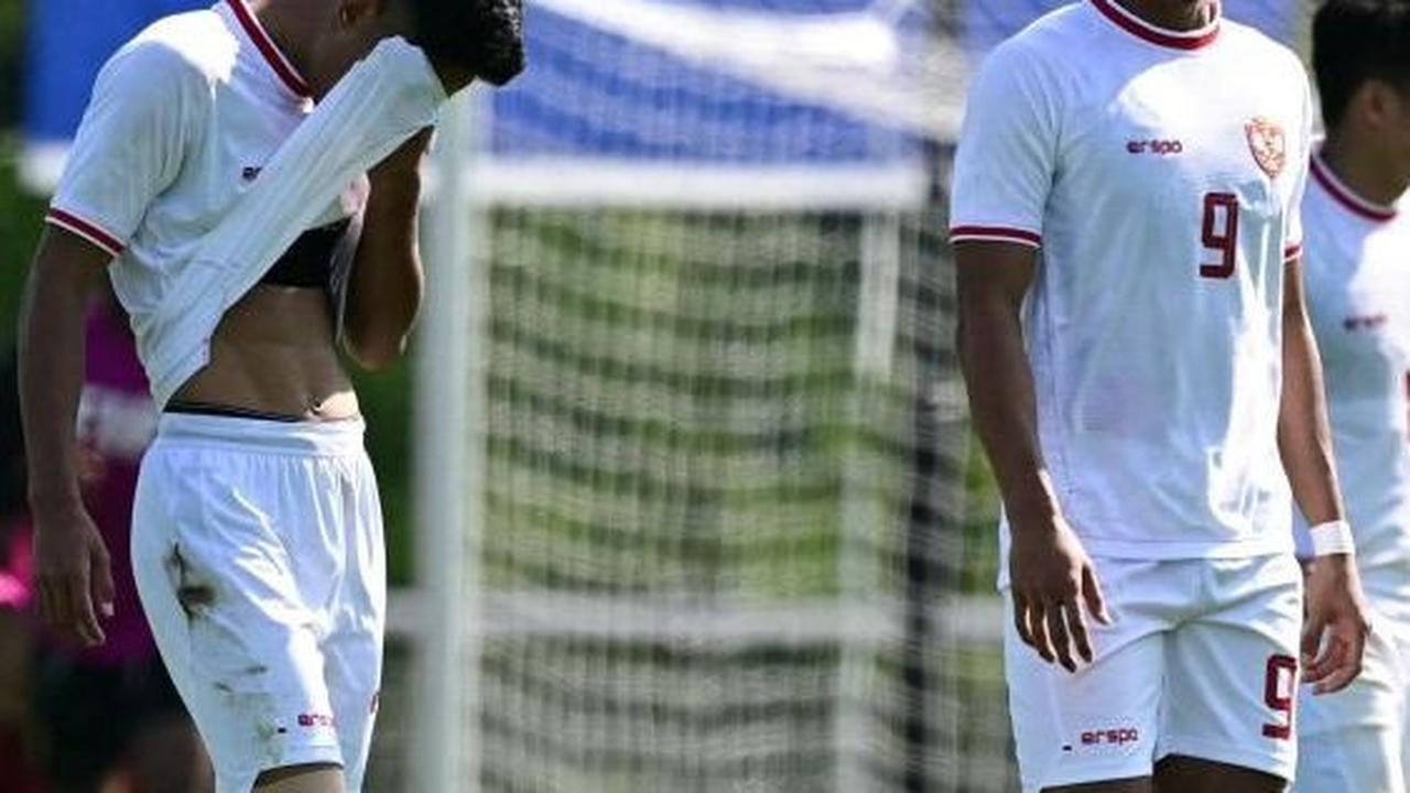 Hingga menjelang laga berakhir, tensi makin tinggi. Namun sayang pada akhirnya Indonesia U-23 tak bisa mencetak gol. Mereka dipaksa takluk 0-1 dari Guinea U-23. Foto: MIGUEL MEDINA / AFP