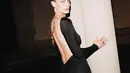 Amber Valetta tampil berkelas dengan gaun backless yang dipadu dengan kalung Swinging Sautoir. Serta cincin Pink Delight dengan deretan pertama safir merah jambu dan spessartit. [Piaget]