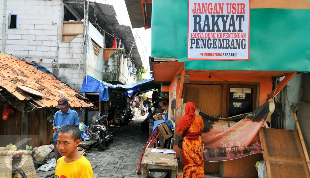 Spanduk penolakan penggusuran terpasang di kawasan permukiman Luar Batang, Penjaringan, Jakarta, Rabu (20/4). Mereka menolak pembongkaran tahap dua yang akan dilakukan Pemprov DKI pada Mei nanti. (Liputan6.com/Yoppy Renato)