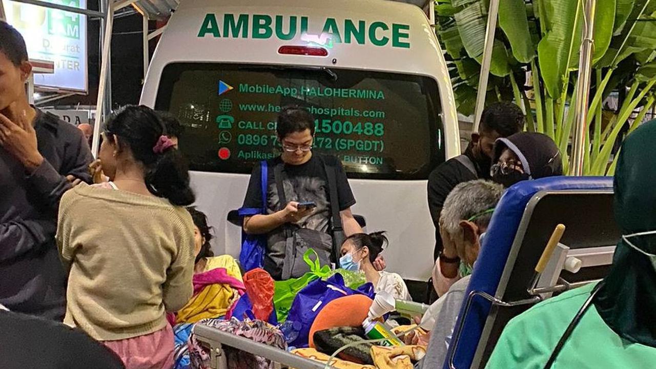 Pantauan merdeka.com di lokasi, pasien yang dievakuasi mayoritas sambil memakai bad pasien. Ada juga mengenakan selang infus dan alat bantu pernapasan. Wajah pasien tampak syok.