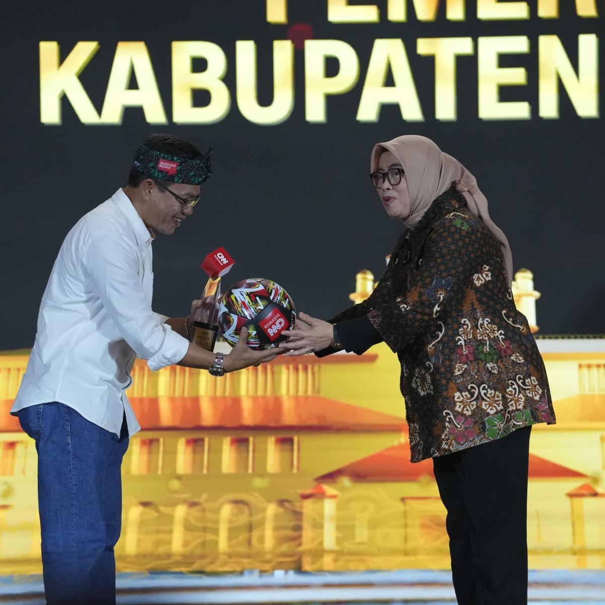 Bupati Bandung Dadang Supriatna Raih Penghargaan CNN Indonesia Award 2024