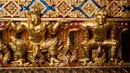 Patung emas pemain Manchester United David Beckham (kanan) di Kuil Buddha Wat Pariwat atau Kuil David Beckham di Bangkok, Thailand, Selasa (14/7/2020). Kuil David Beckham dihiasi dengan patung-patung superhero, karakter komik, makhluk mitos dan imajiner, serta tokoh dunia. (Mladen ANTONOV/AFP)