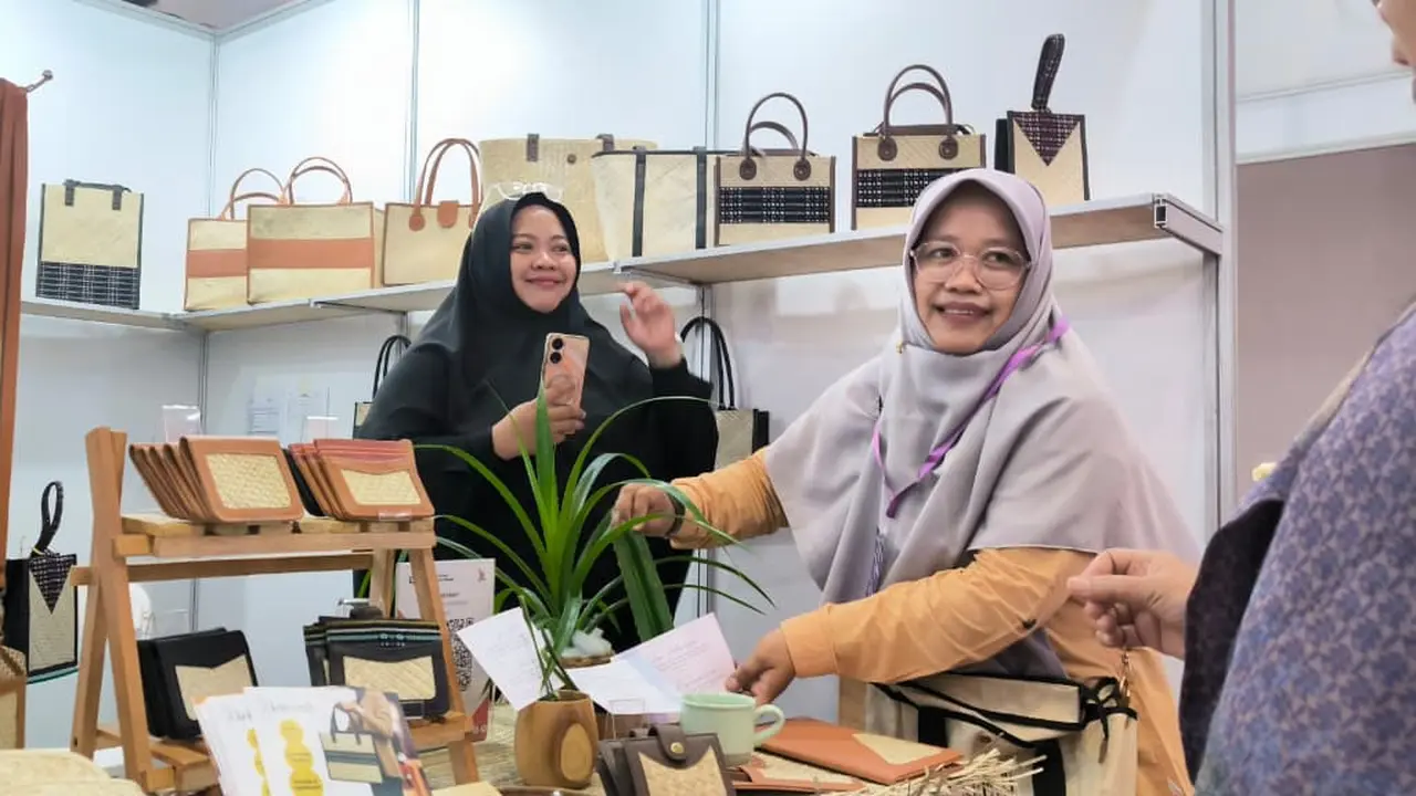 Keke Craft saat mengikuti ajang pameran di Jakarta. Berbagai produk fesyen dari anyaman daun pandan lokal, berhasil memikat hati para penggemar aksesoris.