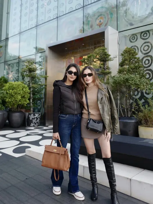 Berlibur bersama, keduanya kompak tampil edgy dengan paduan ootd sesuai kepribadian masing-masing.  [Foto: Instagram/ Nabila Syakieb]