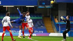 Striker Chelsea, Tammy Abraham, mencetak gol ke gawang Luton Town pada laga Piala FA di Stadion Stamford Bridge, Minggu (24/1/2021). Chelsea menang dengan skor 3-1. (AP/Ian Walton)