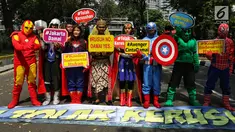Sejumlah massa berpose mengenakan baju superhero melakukan aksi sebelum berjalan dari Patung Kuda menuju gedung Mahkamah Konstitusi (MK), Jakarta Pusat, Selasa (18/6/2019). Dalam aksinya mereka menyerukan perdamaian. (Liputan6.com/Johan Tallo)