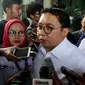 Sekjen Partai Gerindra Fadli Zon memberi keterangan kepada awak media usai mendatangi Bareskrim Mabes Polri, Jakarta, Jumat (2/3). Salah satu akun yang dilaporkan oleh Fadli Zon adalah akun twitter milik Ananda Sukarlan. (Liputan6.com/Johan Tallo)