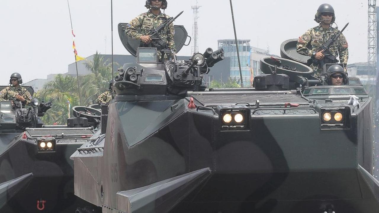 Tank amfibi Marinir saat manuver dalam gladi bersih di Monas.