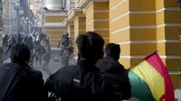 Polisi militer di istana kepresidenan Bolivia dalam upaya kudeta militer. (AP/Juan Karita)