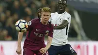 Gelandang Manchester City, Kevin De Bruyne (kiri) dibayangi bek Tottenham Hotspur, Davinson Sanchez, pada laga lanjutan Premier League 2017-2018, di Stadion Wembley, Sabtu (14/4/2018) atau Minggu (15/4/2018) dini hari WIB.