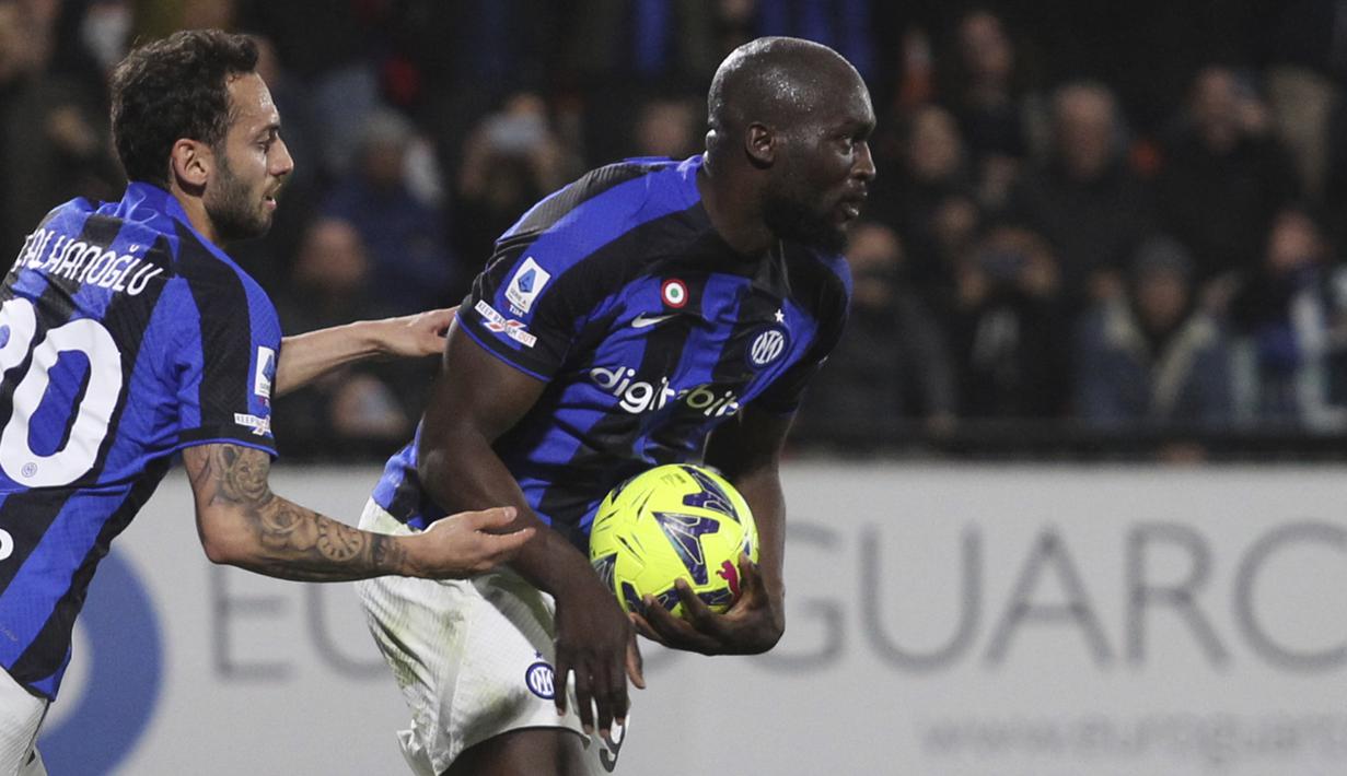 <p>Penyerang Inter Milan, Romelu Lukaku merayakan setelah mencetak gol ke gawang Spezia pada pertandingan lanjutan Liga Serie A Italia di Stadion Alberto Picco di La Spezia, Italia, Sabtu (11/3/2023). Akibat kekalahan ini, Inter Milan masih mengumpulkan 50 poin di peringkat kedua klasemen Liga Italia. (Tano Pecoraro./LaPresse via AP)</p>