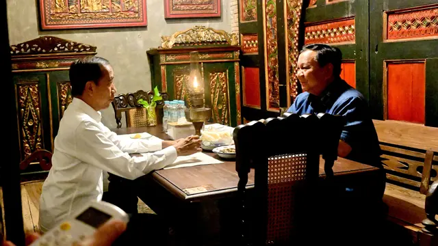 Presiden Republik Indonesia (RI) Prabowo Subianto mengadakan pertemuan dengan Presiden ke-7 RI, Joko Widodo (Jokowi), pada Minggu malam, 3 November 2024. Keduanya makan malam di restoran di Kota Solo.