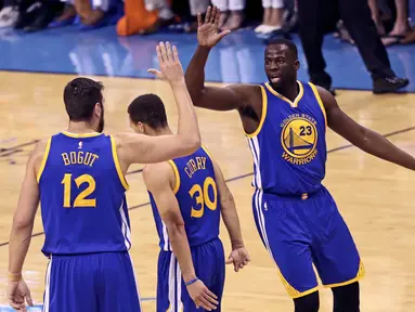 Para Pemain Golden State Warriors  merayakan kemenangan atas Oklahoma City Thunder 108-101 pada lanjutan final wilayah barat NBA Playoffs 2016 di Chesapeake Energy Arena, Oklahoma City, (29/5/2016) WIB. (Kevin Jairaj-USA TODAY Sports)