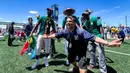 Suporter Senegal dan Prancis berfoto bersama di kawasan MetLife Stadium, AS, menjelang laga Grup I Piala Dunia 2026, Selasa (16/6/2026). Momen ini menunjukkan semangat persahabatan yang mewarnai turnamen sepak bola terbesar di dunia. (KLY Sports/Hery Kurniawan/Adv/Powerade)