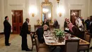 Presiden AS, Donald Trump bersantap siang dengan Wakil Putra Mahkota Arab Saudi yang juga menjabat sebagai Menteri Pertahanan, Mohammed bin Salman serta delegasi Saudi di ruang makan resmi Gedung Putih, Washington DC, Selasa (14/3). (AP Photo/Evan Vucci)