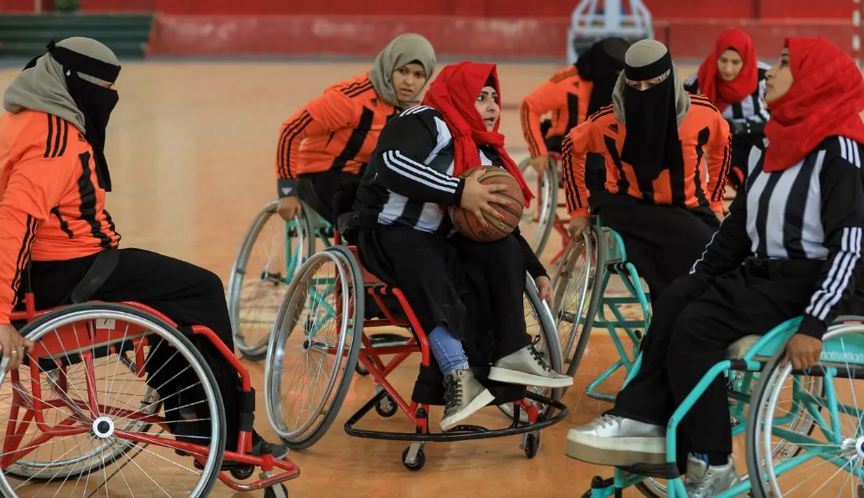 Wanita penyandang disabilitas mengambil bagian dalam kejuaraan bola basket kursi roda lokal di Sanaa, Yaman, 8 Desember 2019. Di Yaman yang dilanda konflik, sembilan tim termasuk lima kelompok wanita, berkompetisi dalam kejuaraan basket lokal untuk penyandang disabilitas. (MOHAMMED HUWAIS/AFP)