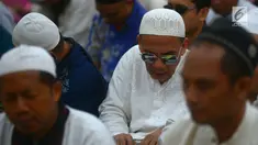 Penyadang tunanetra dari Ikatan Tunanetra Muslim Indonesia (ITMI) melakukan tadarus Alquran braile di Masjid Raya Cipinang Muara, Jakarta, Sabtu (2/6). Acara tadarus nasional ini dalam rangka menyemarakkan bulan Ramadan 1439 H. (Merdeka.com/Imam Buhori)