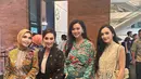 Acara yang digelar oleh Yayasan Batik Jawa Barat (YBJB), didukung oleh Bakti Budaya Djarum Foundation, Kementerian Pendidikan dan Kebudayaan, Komisi X DPR RI, itu turut dihadiri oleh sejumlah ibu pejabat. Dua di antaranya adalah artis lintas generasi Annisa Pohan dan Beby Tsabina. [@bebytsabina].