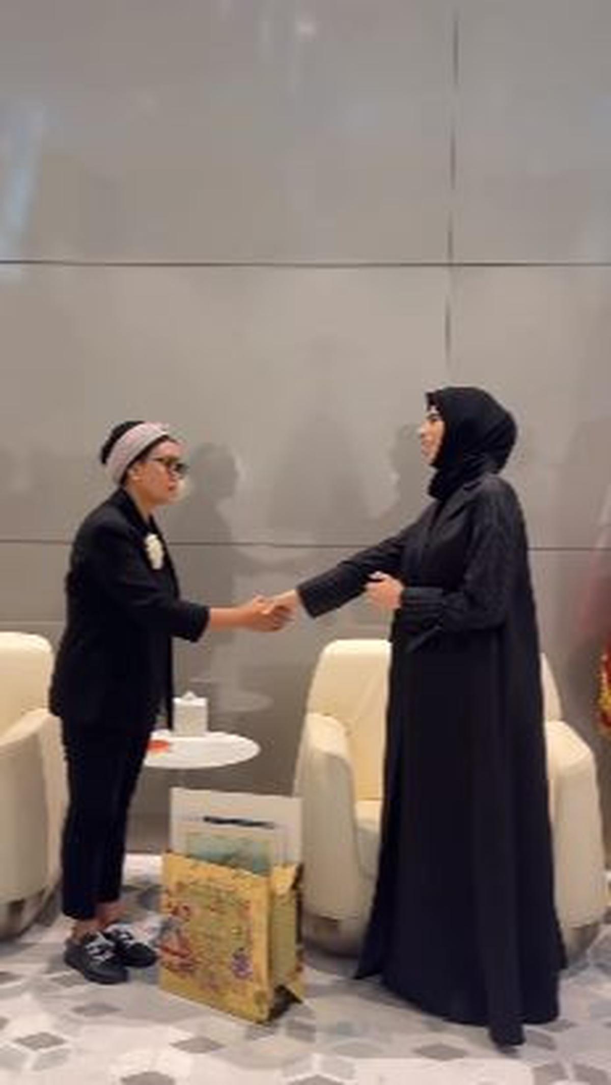 "Pada saat saya berada di Doha (30 Juni-1 Juli), karena masing-masing kesibukan, kami tidak dapat bertemu, menjelang saya terbang meninggalkan Doha, Menteri Lolwah datang ke airport.. just to say hi," tulisnya.