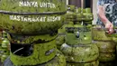 Pekerja menata tabung LPG 3 kg di agen LPG kawasan Cibubur, Jakarta, Jumat (26/2/2021). Subsidi LPG tabung 3 kg menggunakan asumsi volume tabung LPG 3 kg sebanyak 7 juta metrik ton. (Liputan6.com/Herman Zakharia)