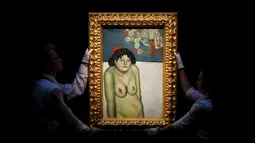 Petugas saat memamerkan lukisan " La Gommeuse " karya Pablo Picasso di London, Inggris, Jumat (9/10/2015). Diperkirakan lukisan ini terjual hingga 60 juta dollar. (REUTERS/Stefan Wermuth) 