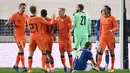 Pemain Belanda merayakan gol yang dicetak Donny Van de Beek ke gawang Italia pada laga lanjutan UEFA Nations League di Atleti Azzurri d'Italia Stadium, Kamis (15/10/2020) dini hari WIB. Italia imbang 1-1 atas Belanda. (AFP/Marco Bertorello)