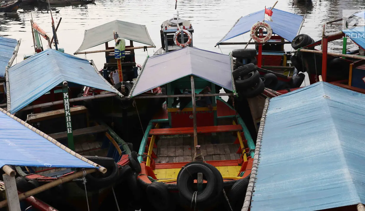 Sejumlah perahu nelayan bersandar di Tanjung Priok, Jakarta, Senin (17/7). Para nelayan tersebut mengandalakan penyewaan perahu bagi warga Jakarta untuk wisata dan memancing di teluk Jakarta yang berkisar Rp 800 ribu. (Liputan6.com/Angga Yuniar)