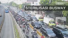 Rencana Pemprov DKI melakukan sterilisasi jalur transjakarta, belum maksimal, beberapa pengendara motor masih masuk jalur transjakarta.