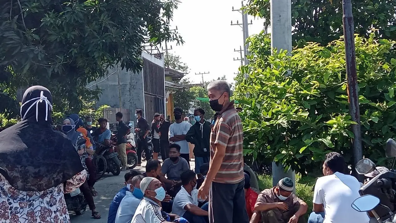 Antrean warga Demak yang menunggu giliran vaksinasi Covid-19, Senin,12/7/2021. (Foto: Liputan6.com/Kusfitria Marstyasih)