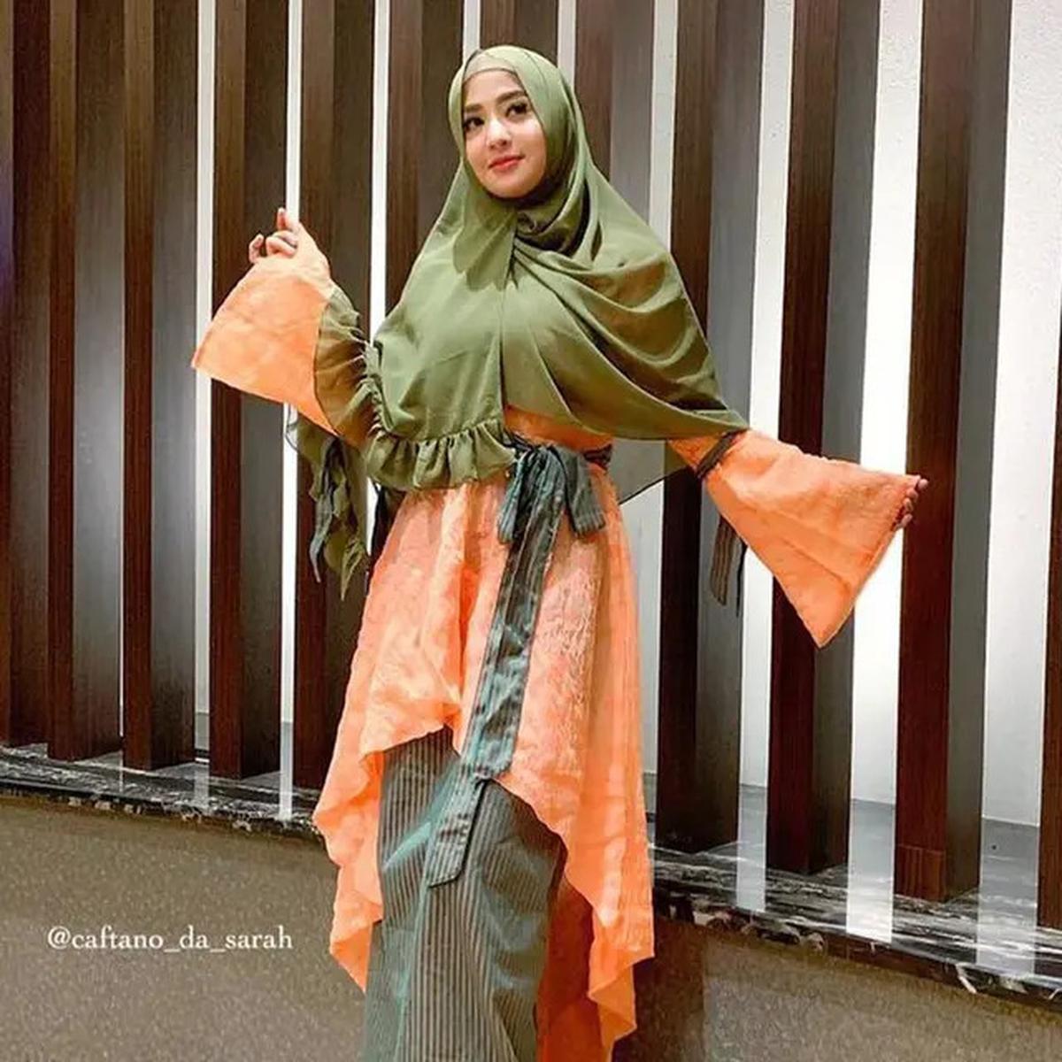 7 Potret Cantik Dewi Perssik dalam Balutan Hijab, Bikin Hati Adem dengan Gaya Muslimah