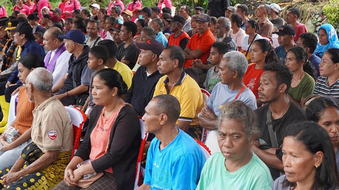 FOTO: Polri Salurkan Bantuan untuk Korban Banjir Bandang Mauponggo