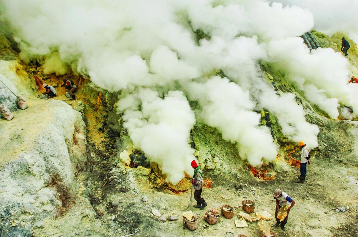 FOTO: Kawah Ijen Destinasi Favorit Wisata Alam Akhir Tahun