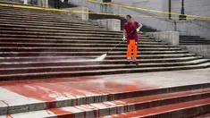 Para pekerja kota Roma membersihkan Spanish Steps setelah para aktivis menyiramkan cat merah di atasnya untuk memprotes kekerasan terhadap perempuan di Roma, Italia, Rabu (26/6/2024). (AP Photo/Andrew Medichini)