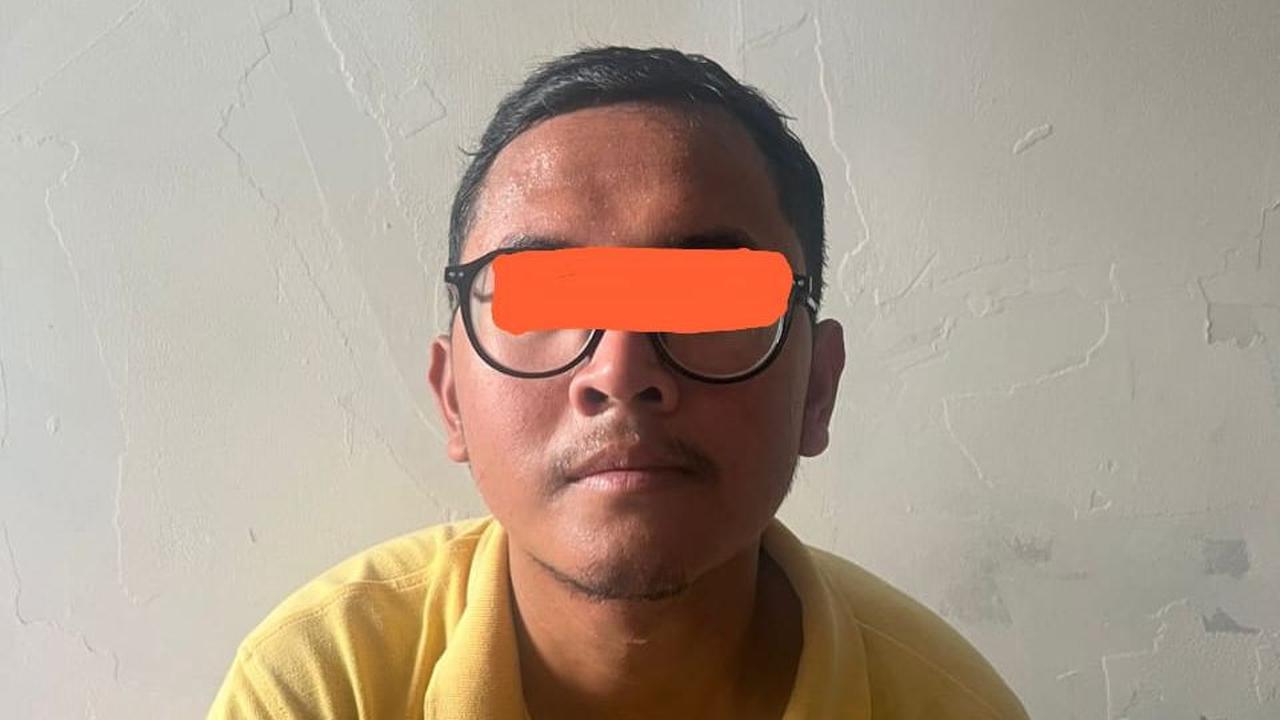 Seorang warga Bekasi Selatan YRS (23) ditangkap polisi karena diduga menyebarkan pesan bernada provokasi untuk menyerang petugas saat unjuk rasa di kawasan Patung Kuda Arjuna Wiwaha, Jakarta Pusat, Rabu (20/9).&nbsp;