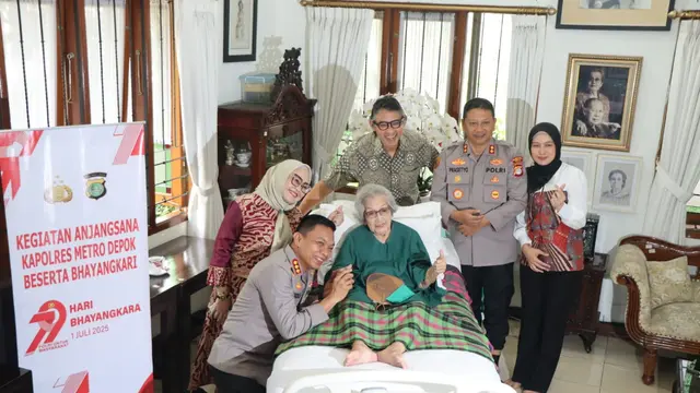 Foto Jajaran Polres Depok saat bersilaturahmi ke rumah Istri Hoegeng, Meriyato Reslani. Meriyati Roeslani Hoegeng meninggal dunia di usianya ke-100. (Dicky Prihanto/Liputan6.com)