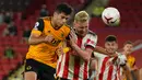 Penyerang Wolverhampton Wanderers, Raul Jimenez, berebut bola dengan pemain Sheffield United pada laga Liga Inggris di Bramall Lane, Selasa (15/9/2020). Wolverhampton menang 2-0 atas Sheffield United. (AFP/Dave Thompson/pool)