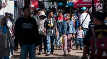 Pengunjung memadati ajang "Jakcloth 2017" di Senayan, Jakarta, Jumat (16/6). Bazar yang diikuti ratusan merek dagang pakaian tersebut berlangsung 14-21 Juni 2017. (Liputan6.com/Gempur M Surya)