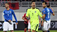 Kiper Italia, Gianluigi Buffon, menyemangati rekannya saat pertandingan melawan Albania pada laga kualifikasi Piala Dunia 2018 di Stadion Loro Borici, Senin (9/20/2017). Italia menang 1-0 atas Albania. (AFP/Gent Shkullaku)