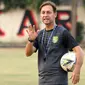 Wolfgang Pikal, pelatih Persebaya. (Bola.com/Aditya Wany)