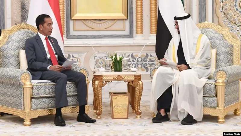 Presiden Joko Widodo dan Putra Mahkota Abu Dhabi Mohamed bin Zayed, mengadakan pertemuan bilateral di Istana Qasr Al Watan, Minggu sore (12/1). (Dok: Setpres RI).