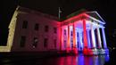 Serambi Utara Gedung Putih menyala merah, putih dan biru untuk mendukung Tim Olimpiade dan Paralimpiade Amerika Serikat (AS) di Washington, 3 Februari 2022. Olimpiade Musim Dingin Beijing 2022 berlangsung mulai 4 hingga 20 Februari. (AP Photo/Patrick Semansky)