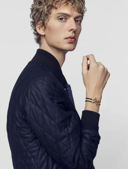 Sederhana namun cheerful, gelang ini dapat ditutup dengan satu klik sederhana. (Dok/LouisVuitton).