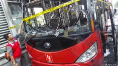 Kondisi bus Transjakarta yang terbakar di Halte Mesjid Agung Al Azhar, Jakarta, Kamis (28/8/14). (Liputan6.com/Faizal Fanani)