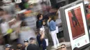 Suasana penonton saat melewati poster laga tenis di Roland Garros 2017,  Prancis Terbuka, Paris, (30/5/2017). (AFP/Gabriel Bouys)