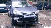 Kelaparan, Sekawanan Anjing Obrak-Abrik Bumper Mobil