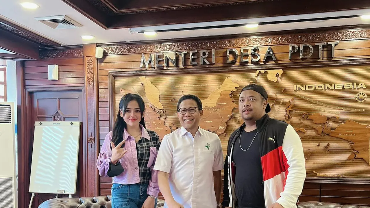 Clara Gopa bersama Abah Lala di kantor Kemendes PDTT