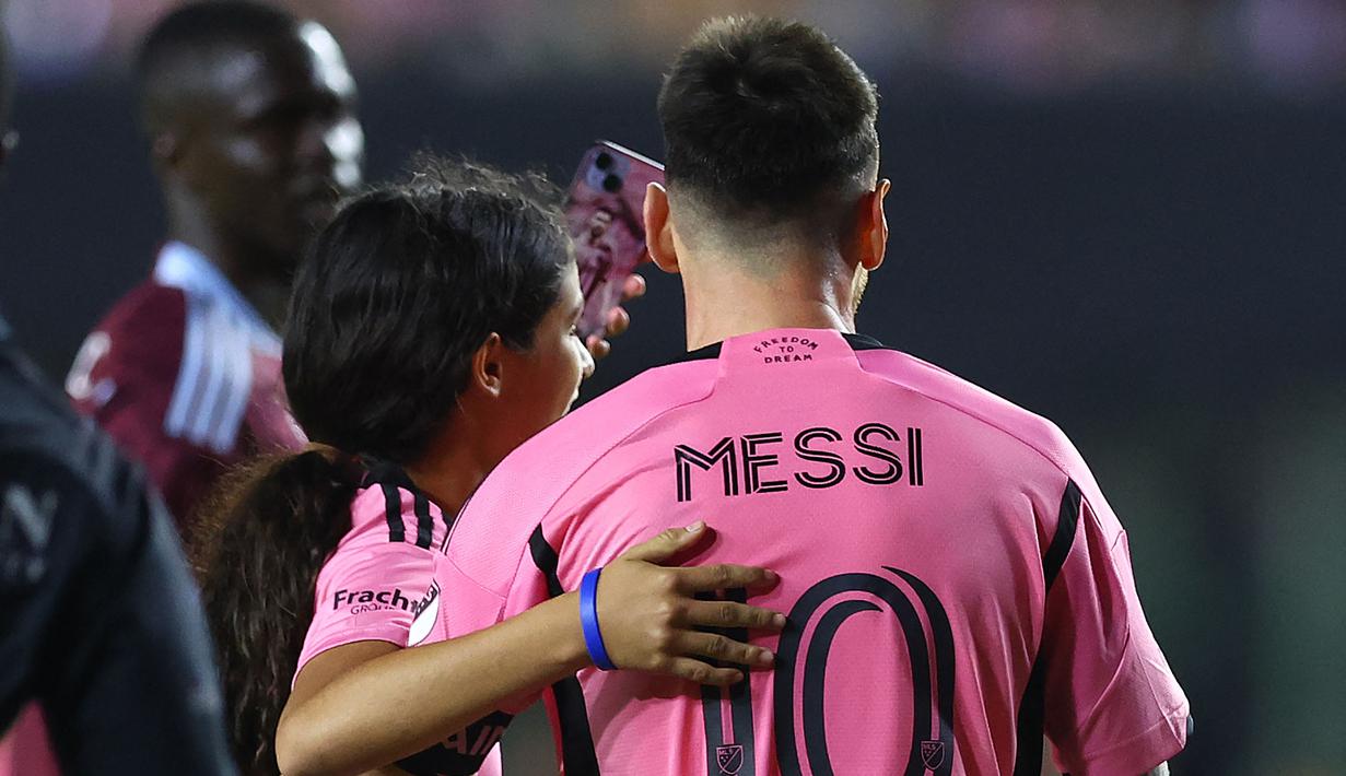 Seorang gadis memasuki lapangan untuk berswafoto dengan Lionel Messi pada laga lanjutan Major League Soccer (MLS) antara Inter Miami melawan Colorado Rapids di Fort Lauderdale, Florida, Amerika Serikat, Minggu (07/04/2024) WIB. (AFP/Megan Briggs)